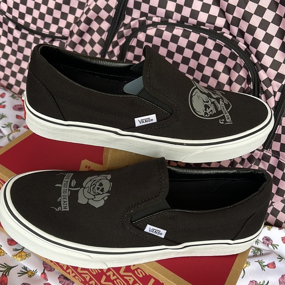 Vans Men’s Classic Slip-0n
Love You To Death Black/True Wht
VN0A5JMH6BT
Sneakers - Picture 13 of 16